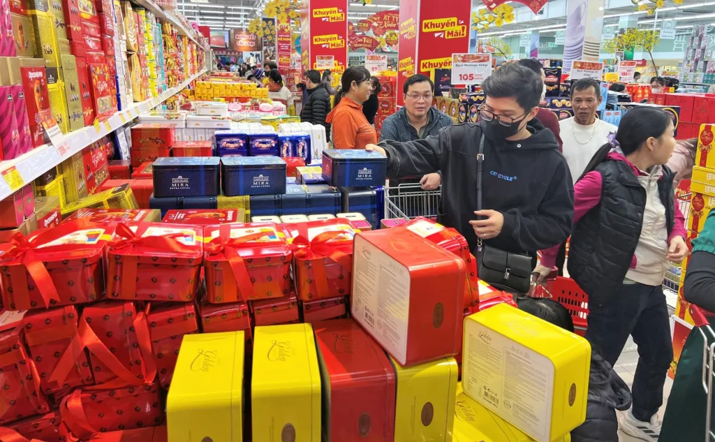 Người tiêu dùng mua hàng Tết tại siêu thị. Ảnh: Hoài Nam