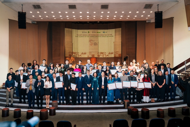 BTC trao Chứng nhận Không gian văn hoá sáng tạo Hà Nội cho 82 không gian văn hoá sáng tạo. Ảnh: BTC