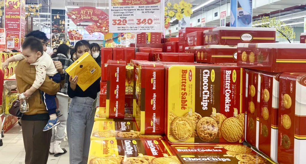 Người tiêu dùng mua bánh kẹo Tết tại siêu thị. Ảnh: Hoài Nam