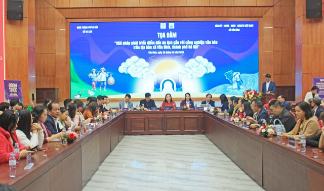 Tọa đàm "Giải pháp phát triển điểm đến du lịch gắn với công nghiệp văn hóa trên địa bàn xã Vân Đình"Ảnh: VGP/TITC