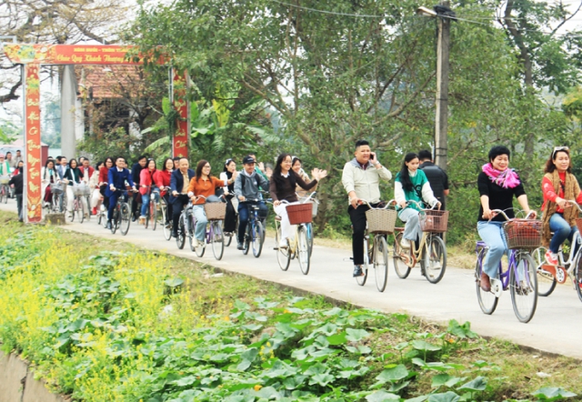 Đại biểu đạp xe trải nghiệm làng quê xã Vân Đình - Ảnh: VGP/TITC